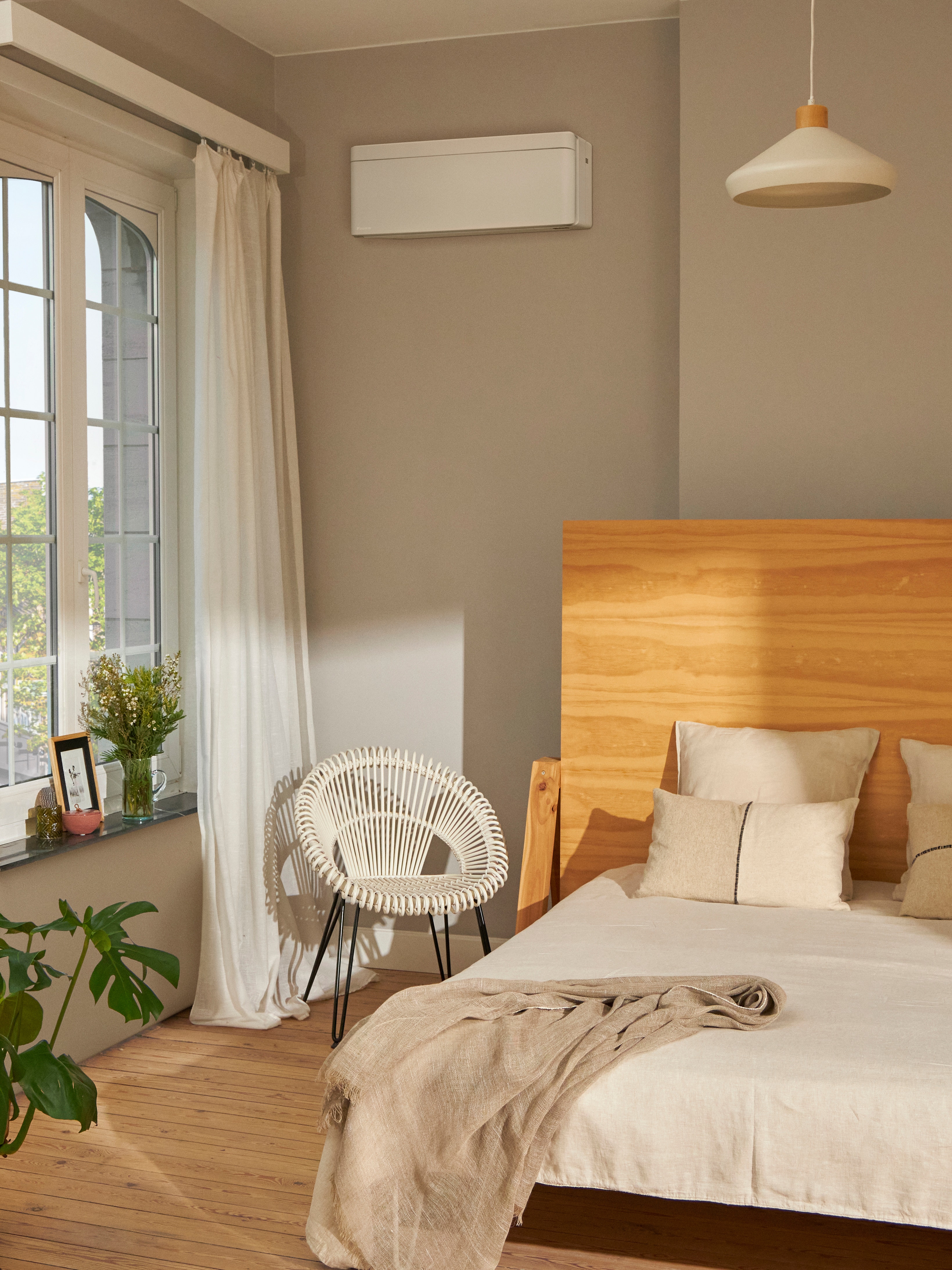 Quarto bonito com um sistema de climatização mural