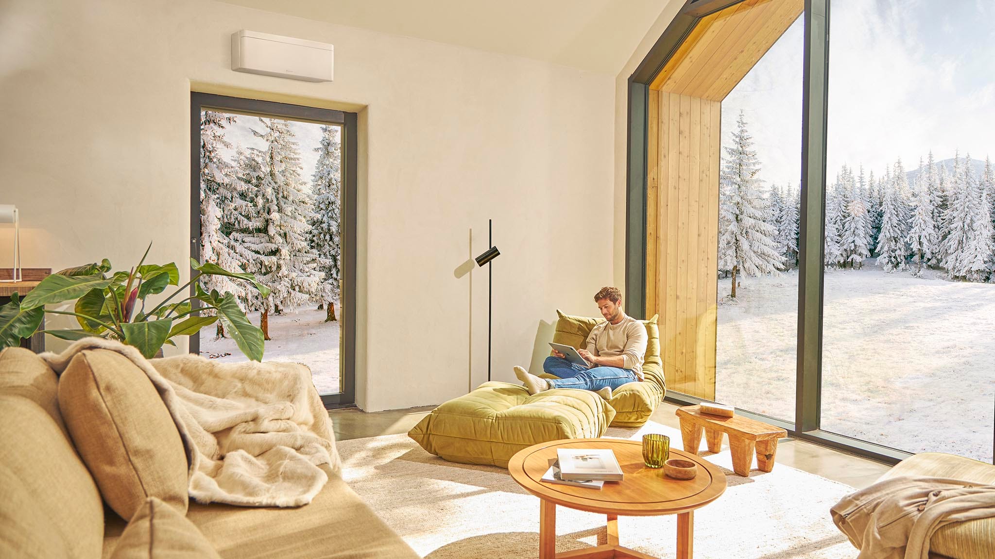 Homem sentado no sofá, a comer e a usufruir de ar condicionado