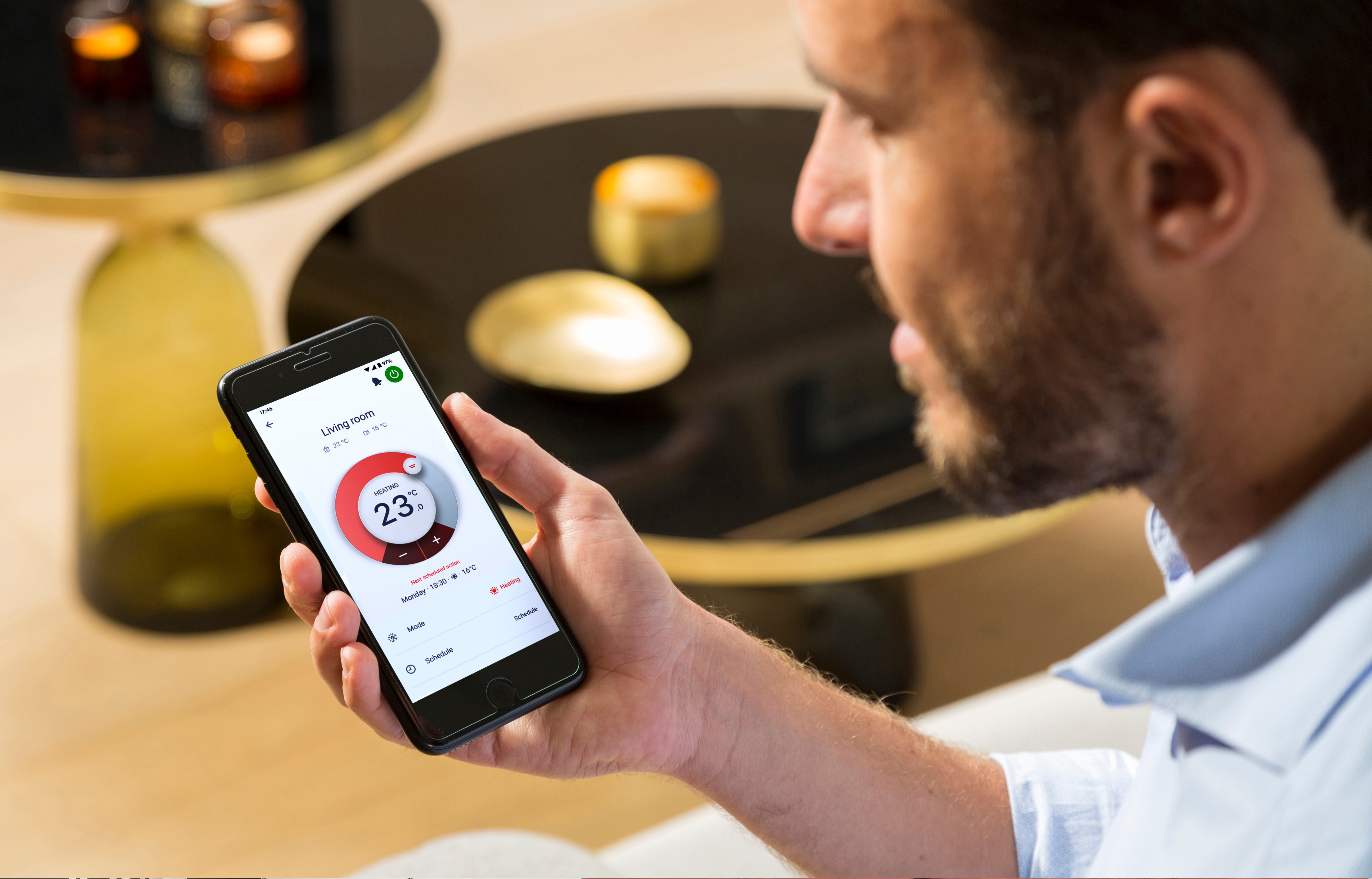 Homem a usar a aplicação Onecta no smartphone