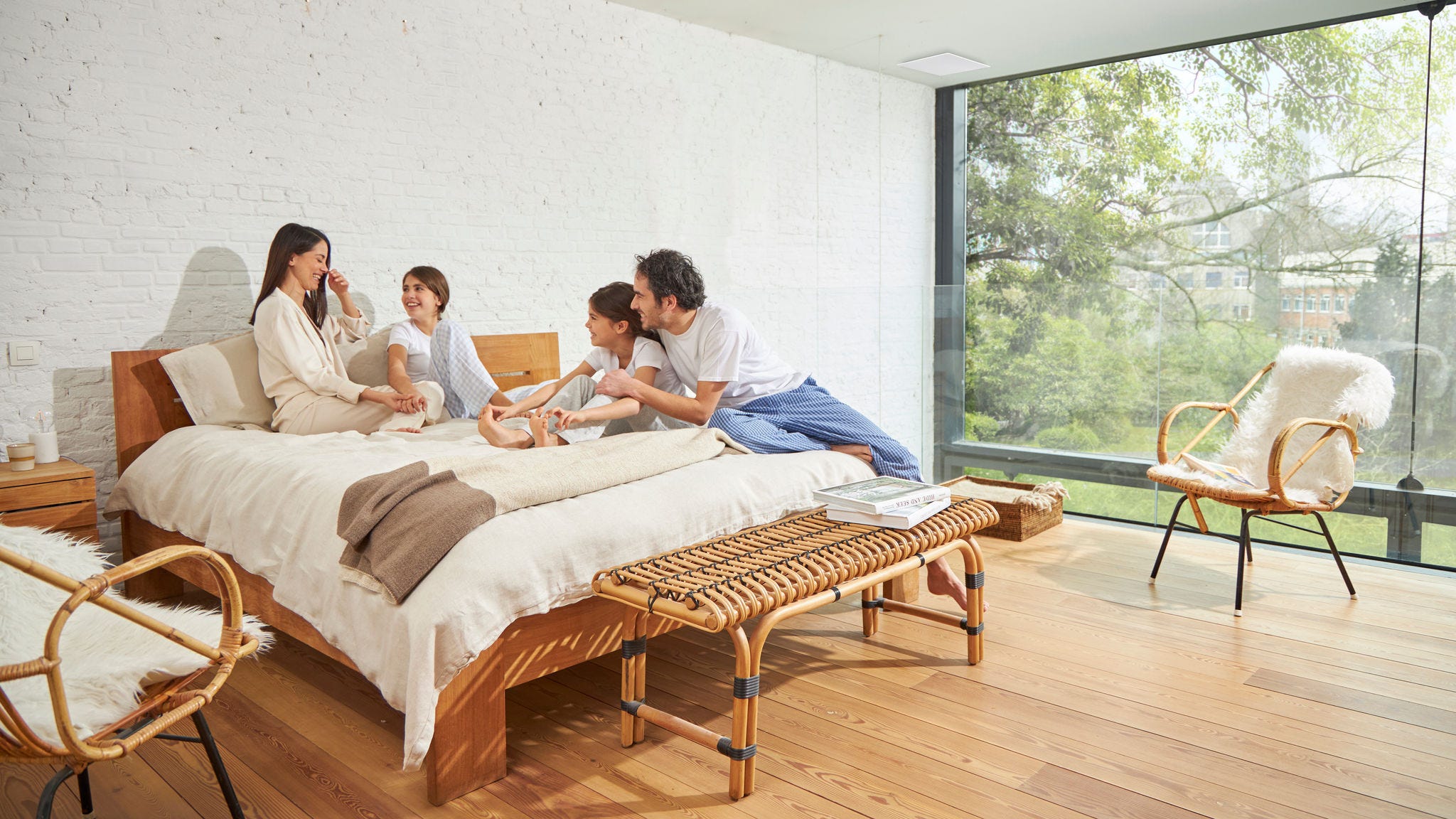 Família de quatro a usufruir de um quarto bem ventilado