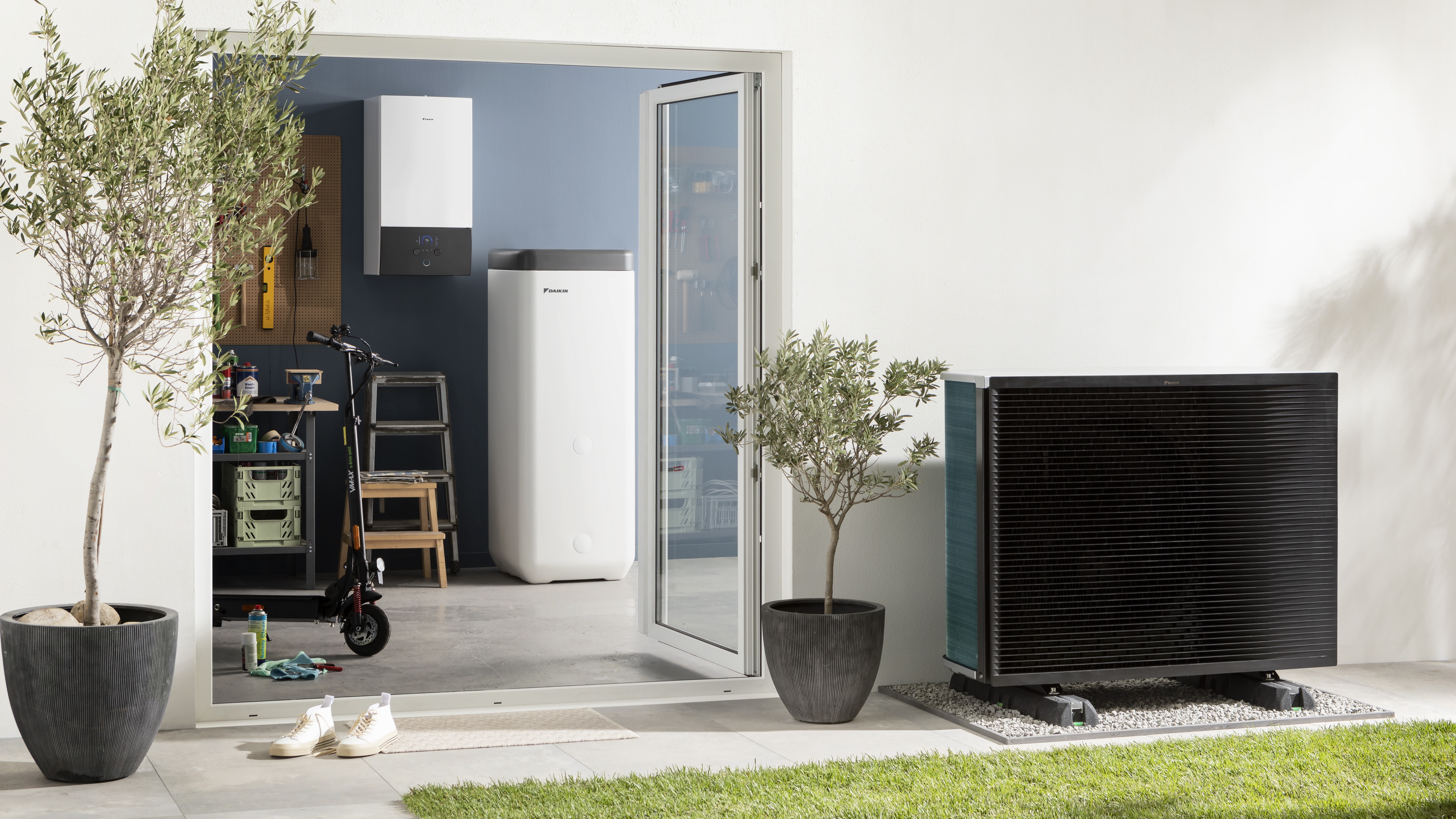 Outdoor and indoor unit of a heat pump system