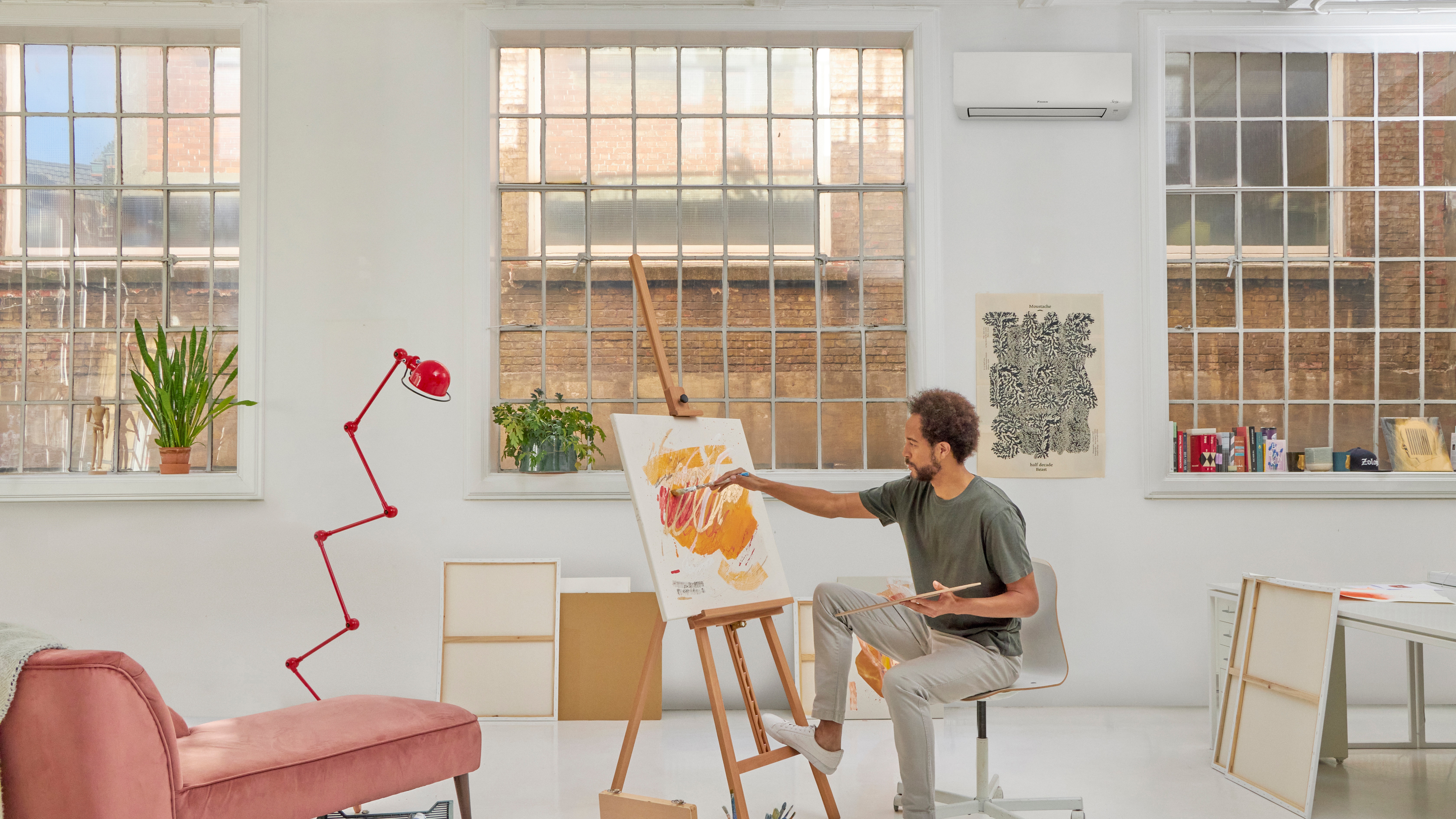 Homem a pintar um quadro
