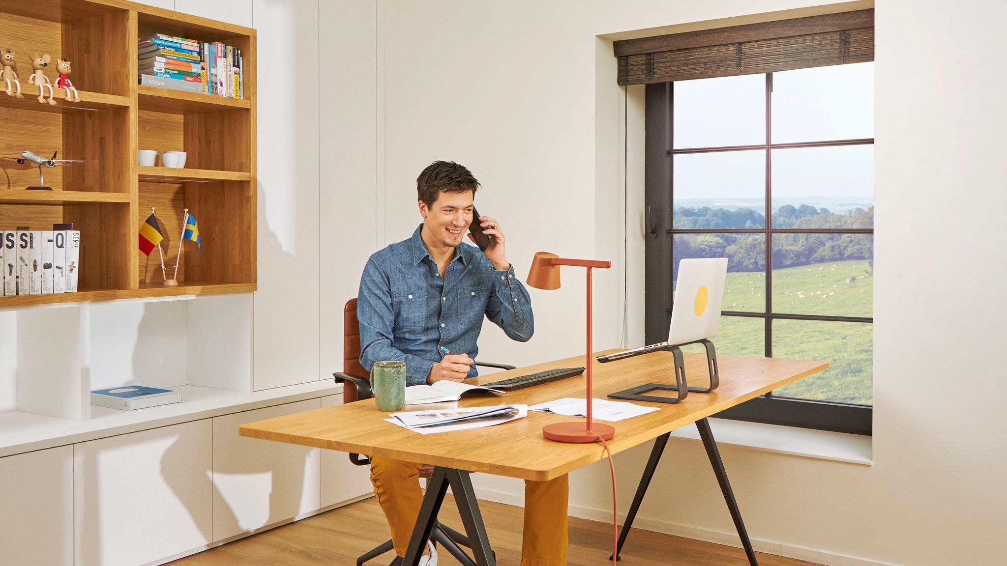 Um homem ao telefone no seu escritório