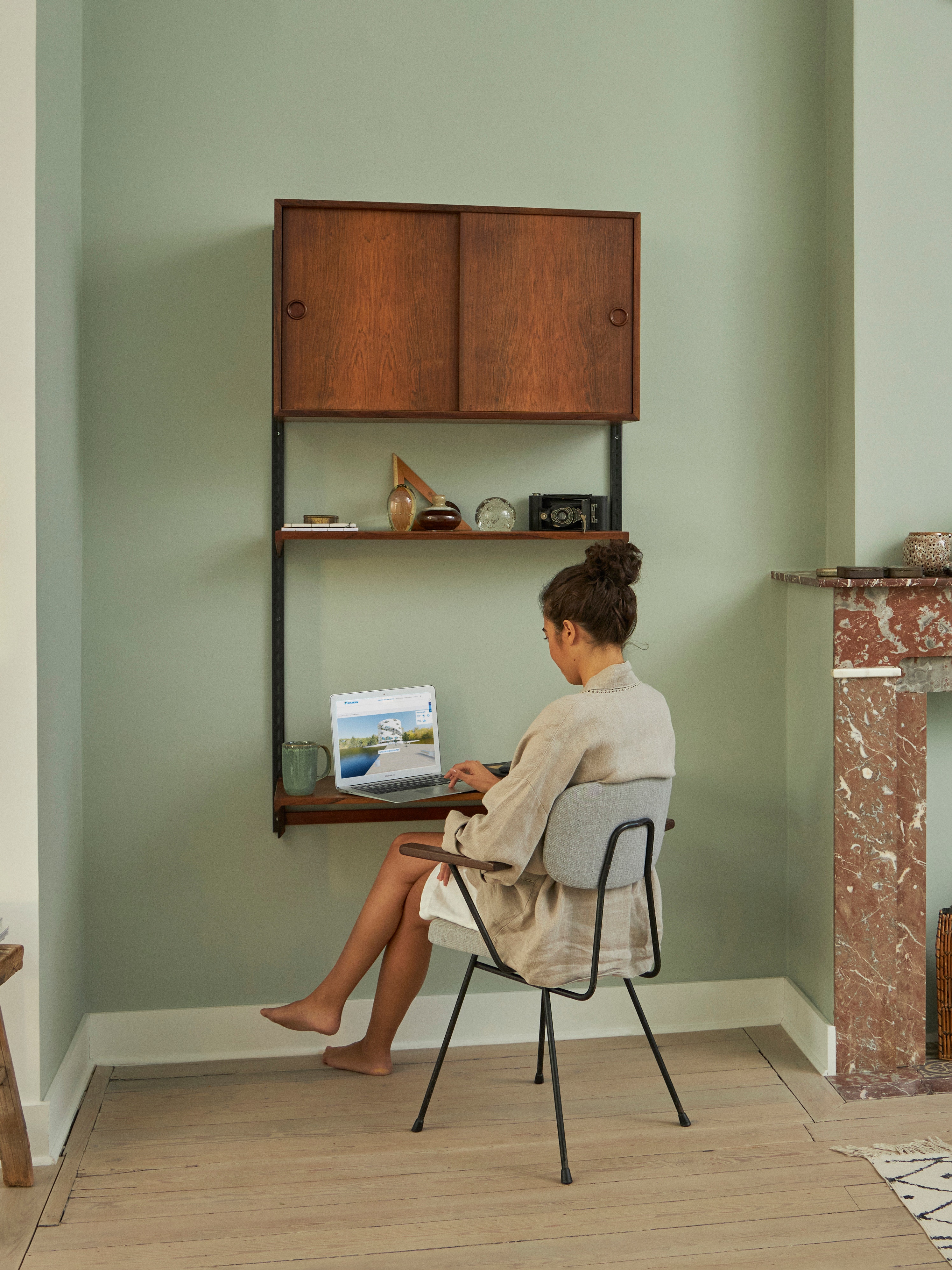 Mulher sentada à secretária a visitar o centro de experiência virtual no portátil