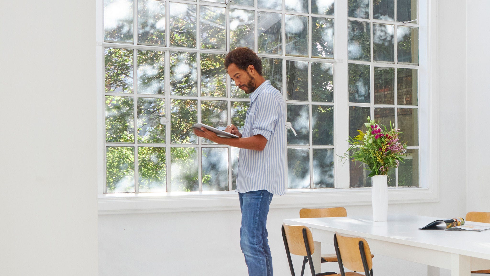 Homem a explorar as bombas de calor Daikin para substituir o sistema de aquecimento