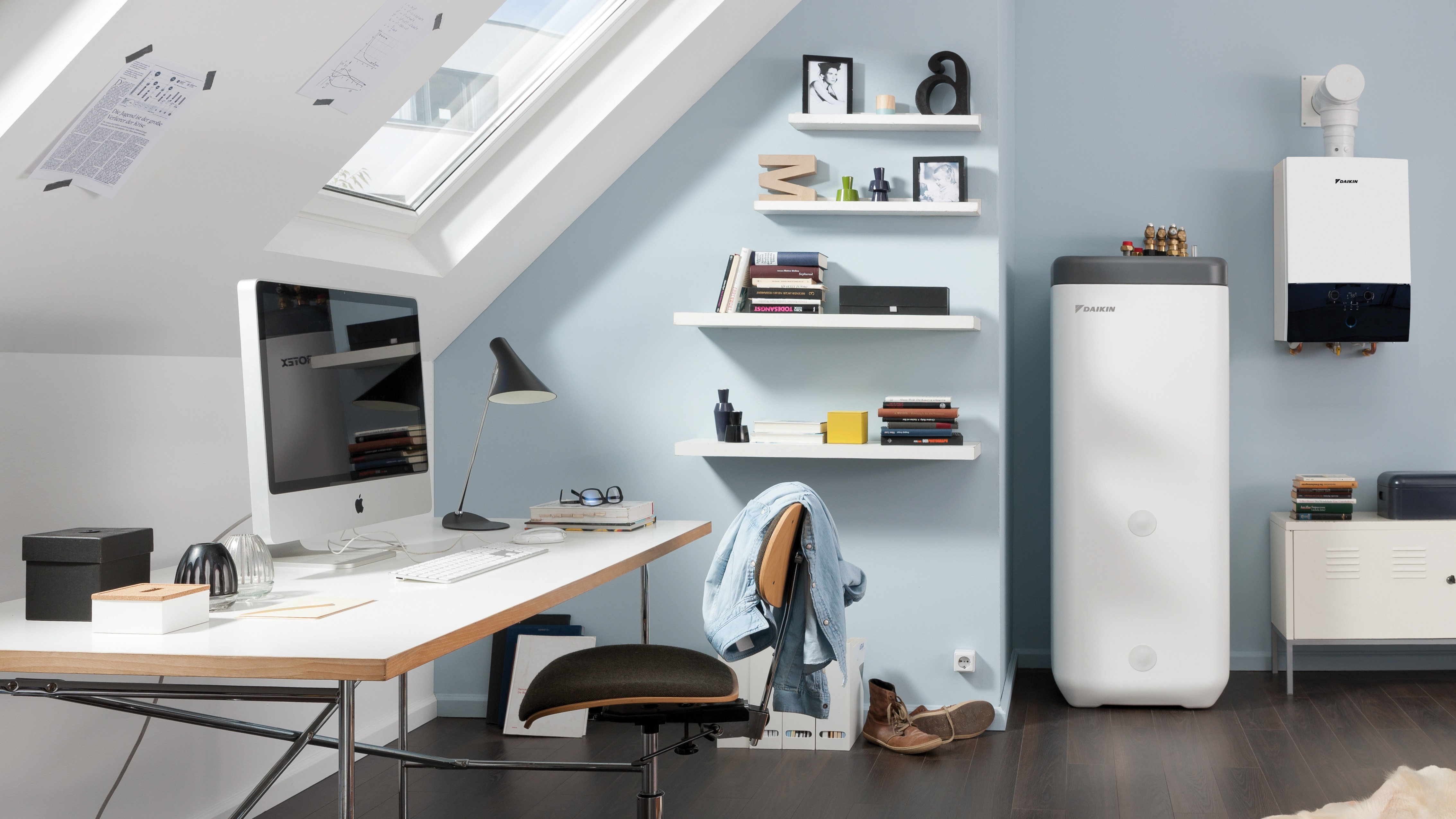 Depósito de água quente Daikin integrado num quarto de dormitório