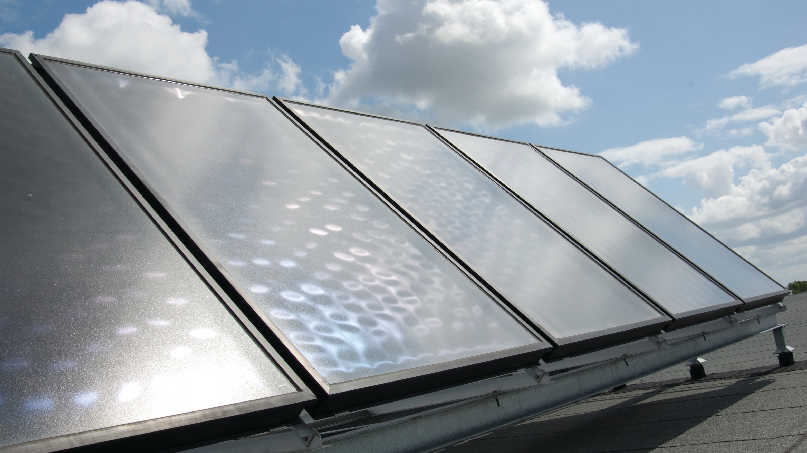 Painéis solares sob um céu azul