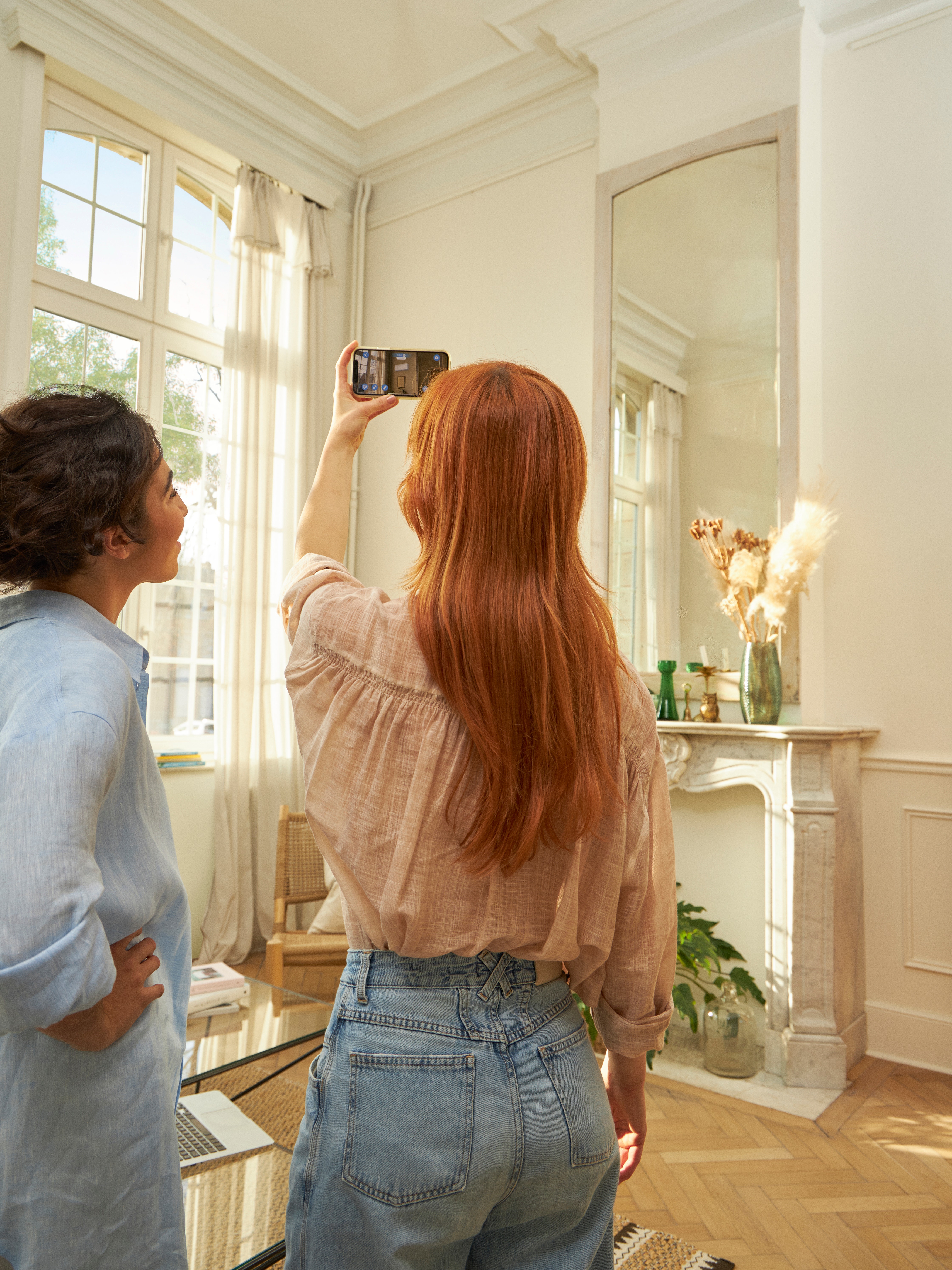 Casal usa a aplicação 3D com bombas de calor ar-ar de realidade aumentada para visualizar as unidades com o design interior e exterior