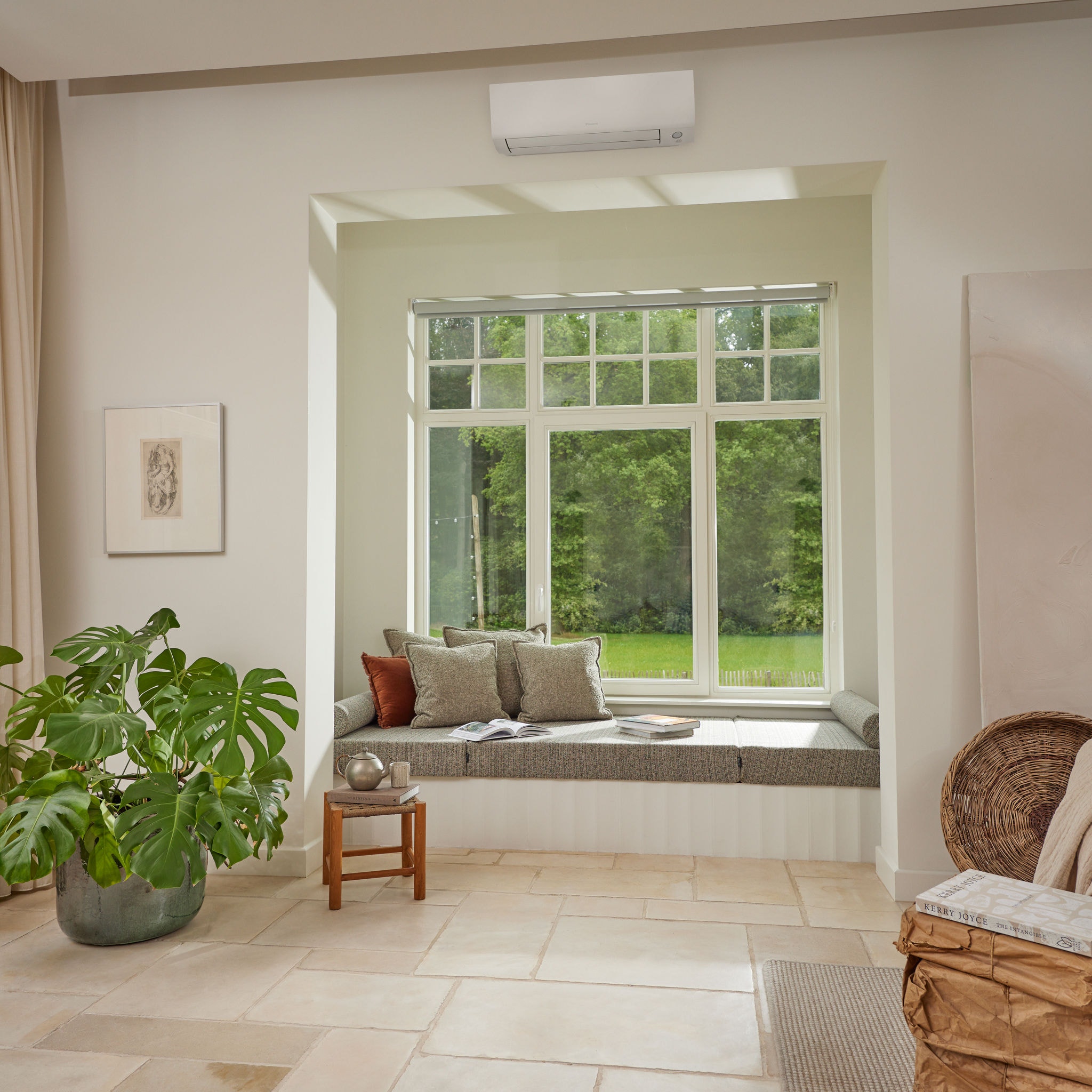 Sistema de ar condicionado na sala de estar, demonstrando o conforto e arrefecimento proporcionados pelas soluções de conforto doméstico da Daikin