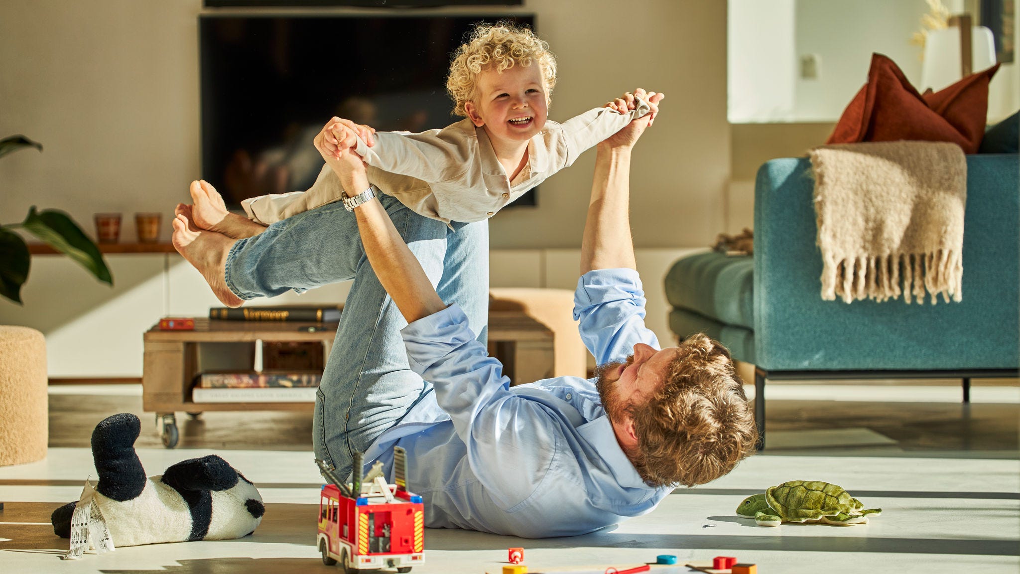 Pai e filho a brincarem alegremente no conforto do piso radiante