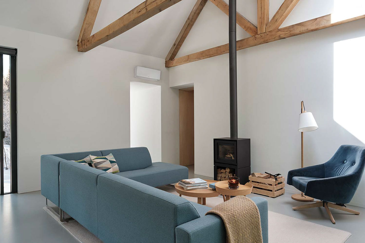 Casa pequena de estilo moderno em ambiente verdejante