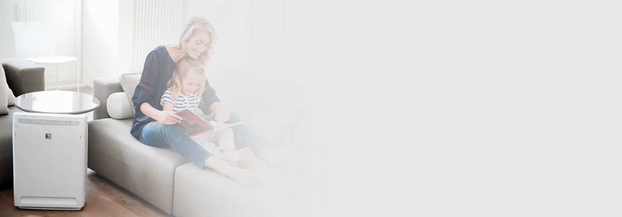 Pai e criança no sofá